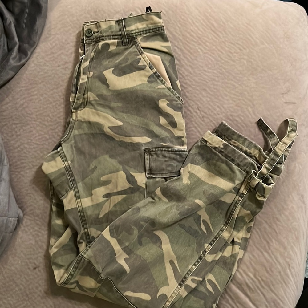 Brandy Melville John Galt green camo cargo pants one size